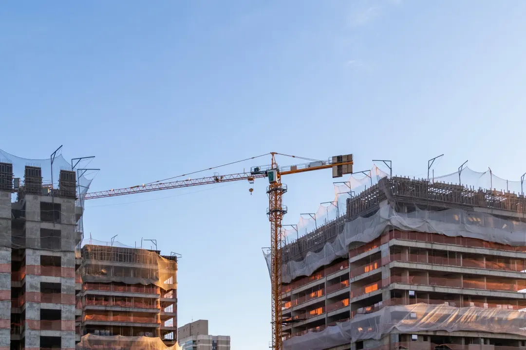 Fim da escala 6x1: conta da obra pode subir até 11%, e a mão de obra já pesa 8,9%