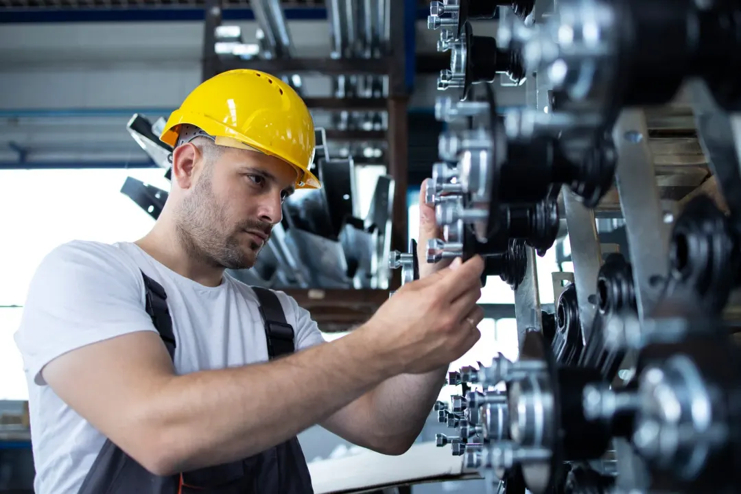 Fábrica de máquina cai 8,0% em agosto e abre 6,8 pontos de distância da indústria geral