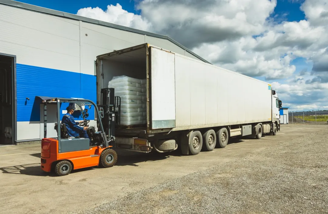 Fábrica rodando a 76,8% da capacidade: a conta agora se decide na doca