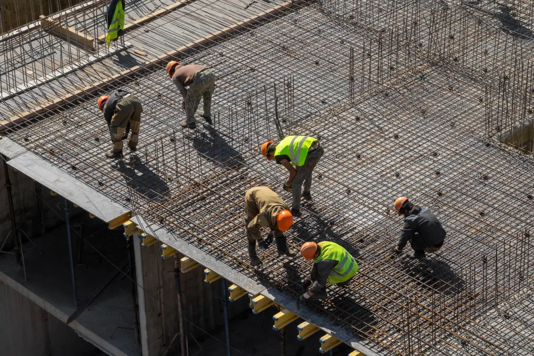 Construção leva 21,67% das novas vagas com carteira em julho, enquanto o país gera 20,9% menos emprego no ano