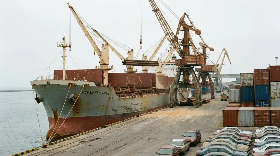 Navio carregando soja a granel no cais dos Portos do Parana